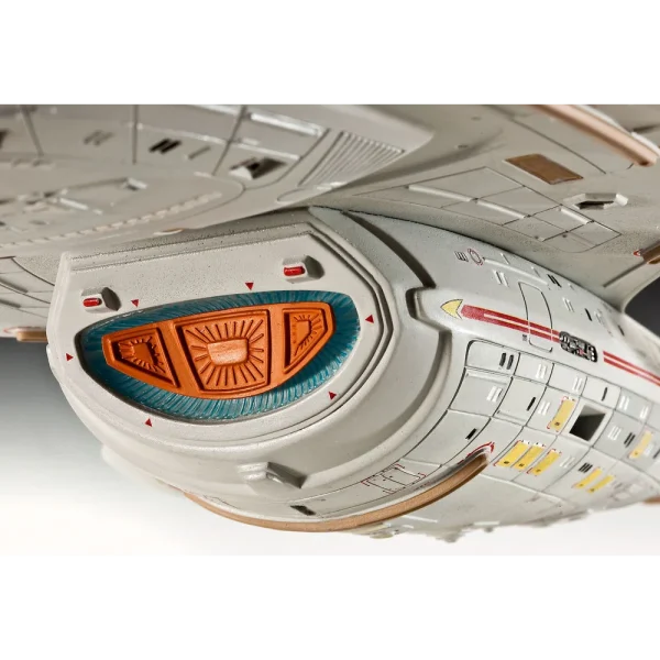 4009804992-2 Revell - U.S.S. Voyager - 04992