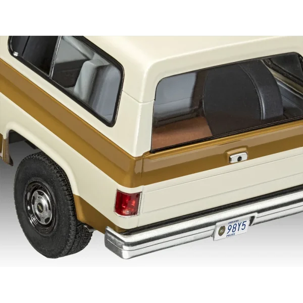 4009807724-3 Revell - Stranger Things 1985 Chevrolet K5 Blazer - 07724